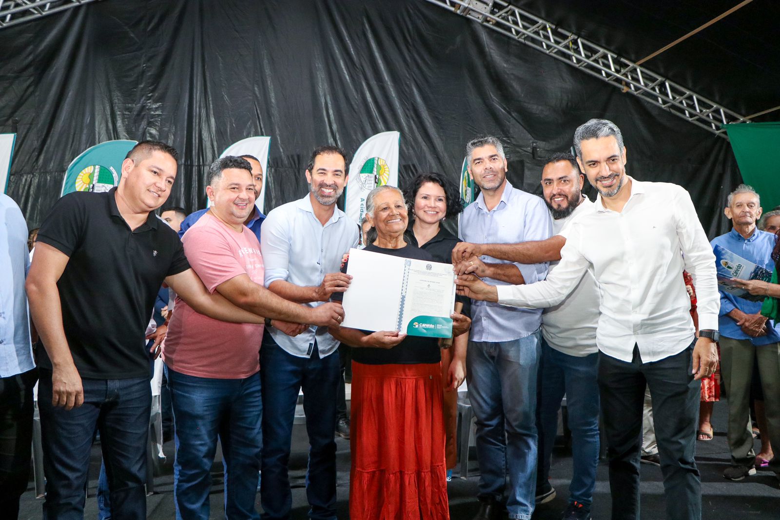 Pellozo entrega escrituras para famílias do Jardim Todos os Santos