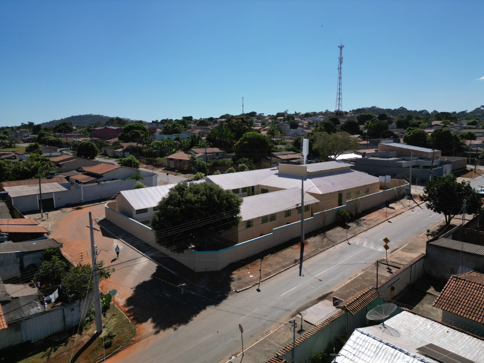 Senador Canedo entrega reforma completa da Escola Elias Rocha