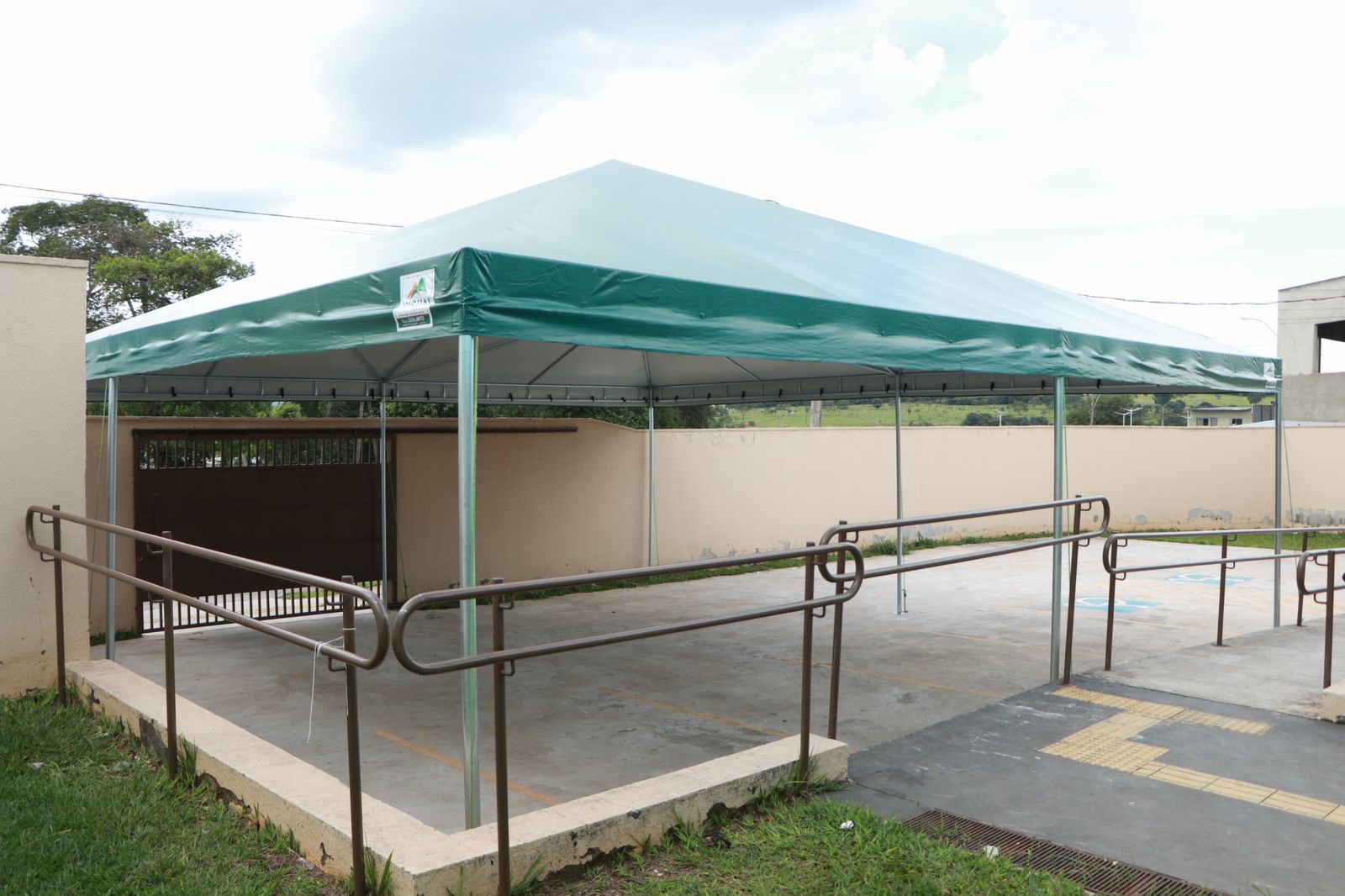 Prefeitura de Senador Canedo instala tendas nas escolas municipais