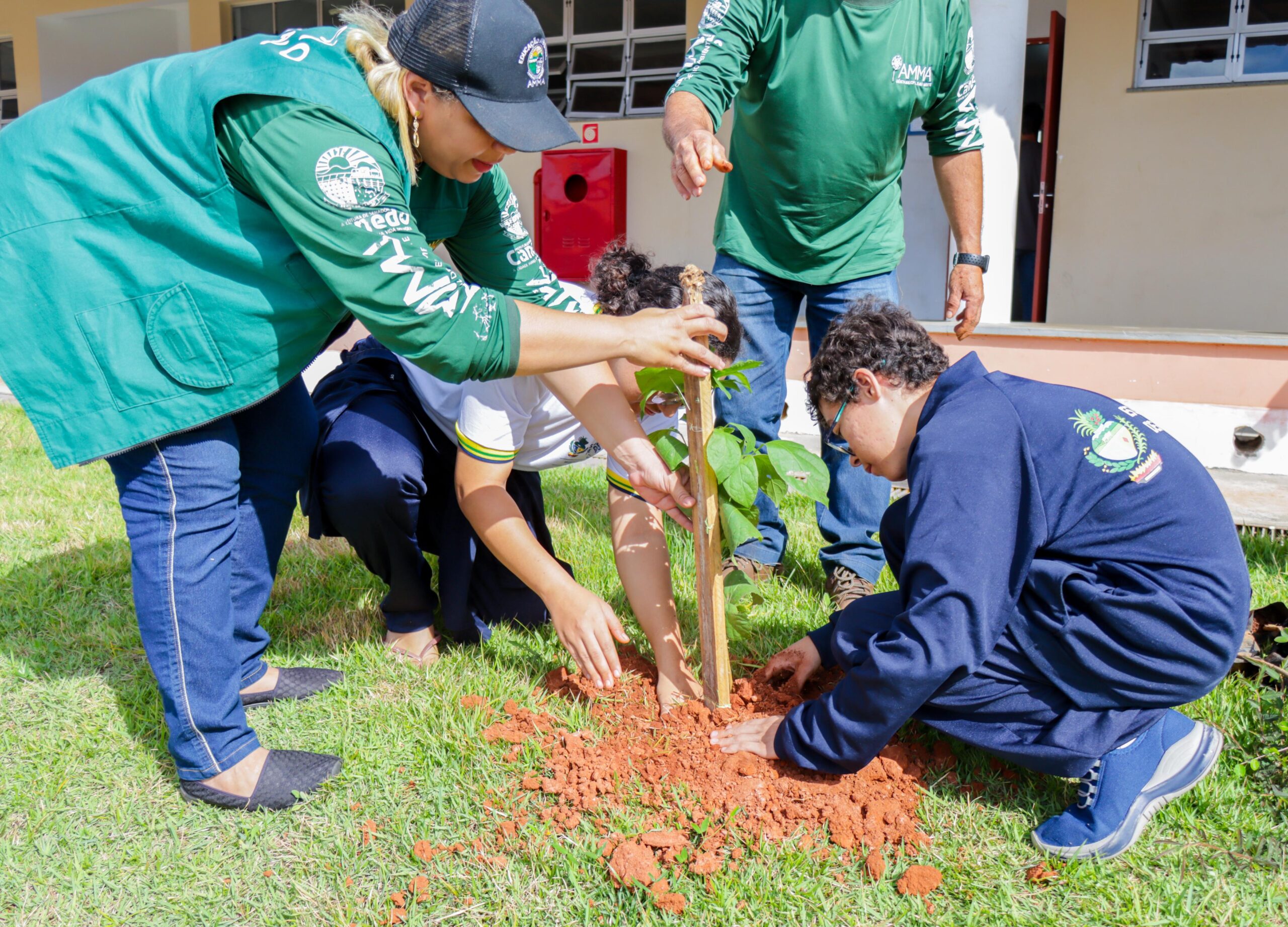 Senador Canedo promove ação de arborização com alunos inclusivos no Colégio João Carneiro