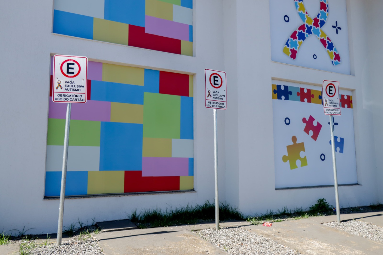Senador Canedo reforça confecção de cartão de estacionamento para autistas