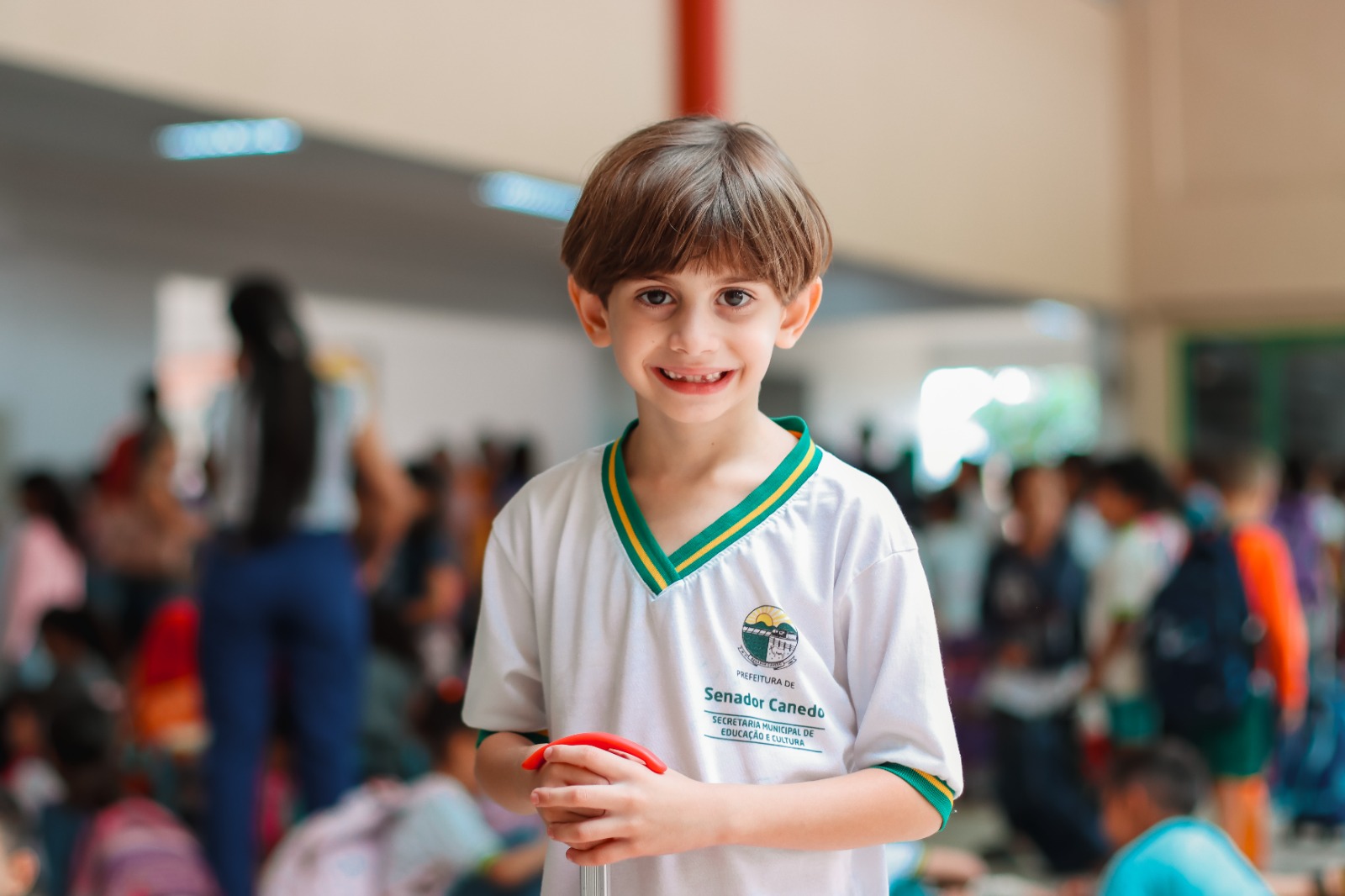Senador Canedo inicia distribuição de uniformes para alunos da rede municipal