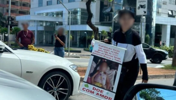 Mulher é presa por usar imagem de criança com deficiência para pedir dinheiro em sinaleiro de Goiânia