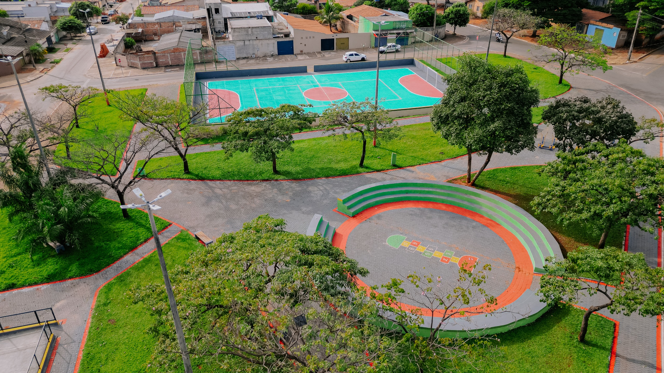 Prefeitura de Senador Canedo avança na reforma da praça do Bairro Alvorada.