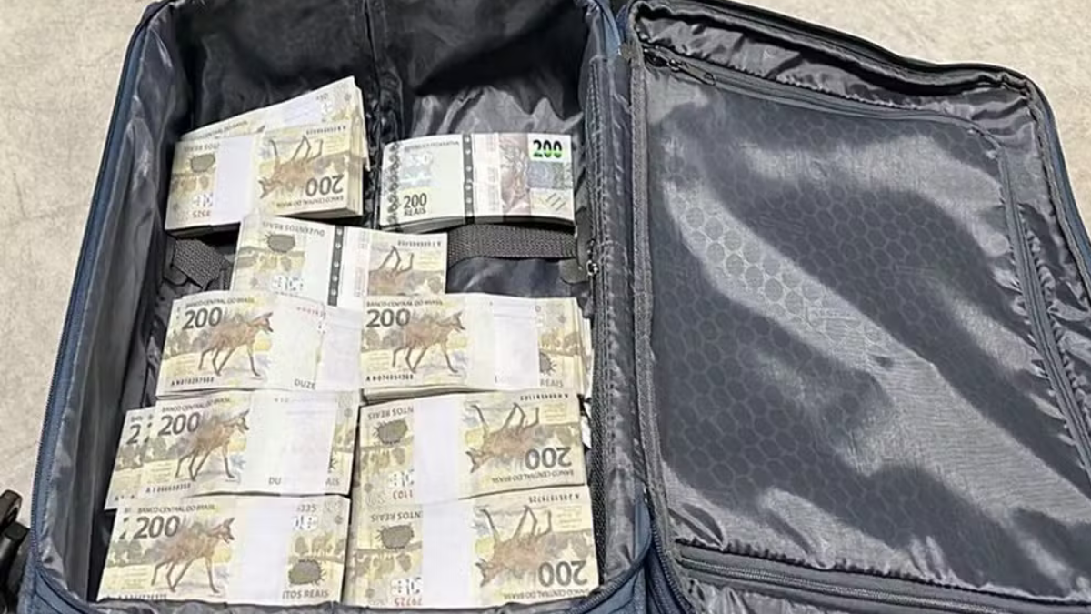 PF prende homens com 1,2 milhão dentro de mala a caminho de Goiás