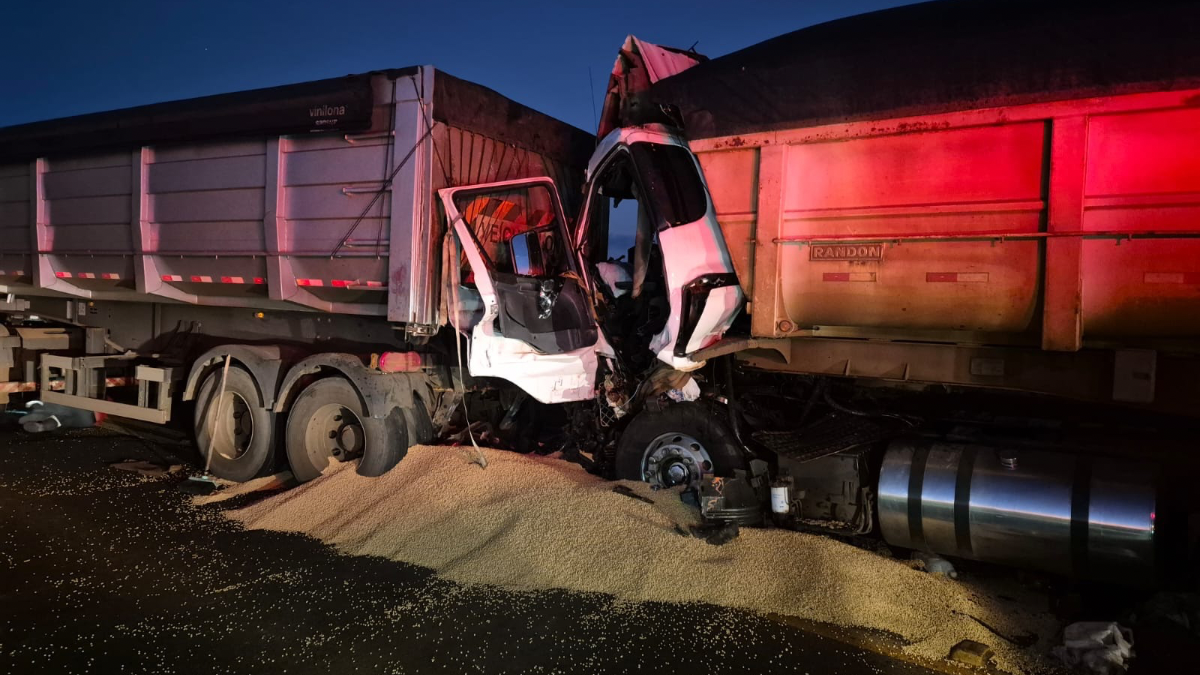 Motorista morre após acidente envolvendo dois caminhões na BR-153, entre GO e MG