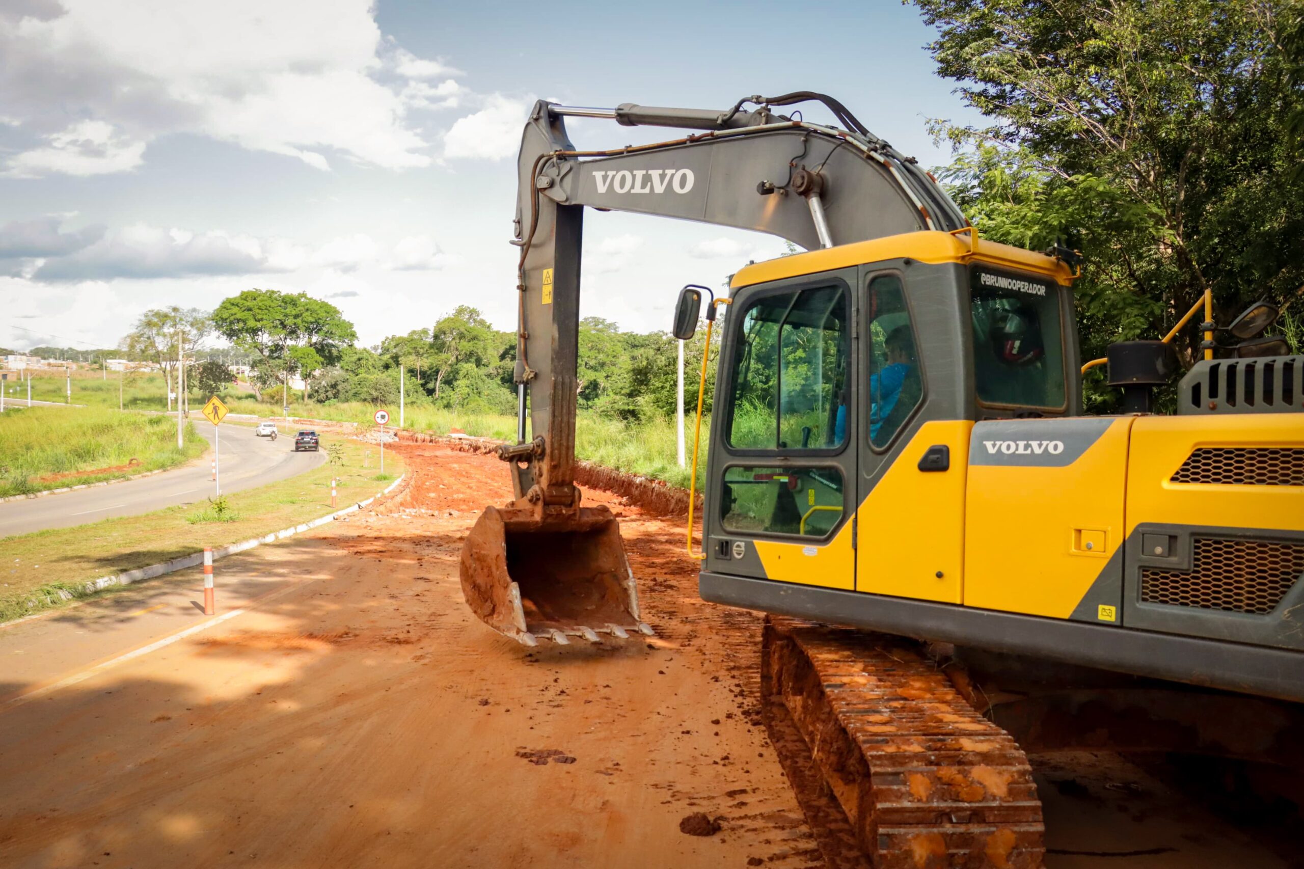 Prefeitura realiza manutenção asfáltica na Avenida Pedro Miranda