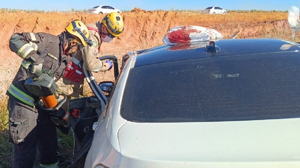 Homem fica preso às ferragens em acidente na GO-139, entre Caldas Novas e Piracanjuba