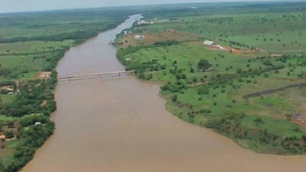 Empresário desaparece após cair de canoa no Rio Paranaíba, em Goiás
