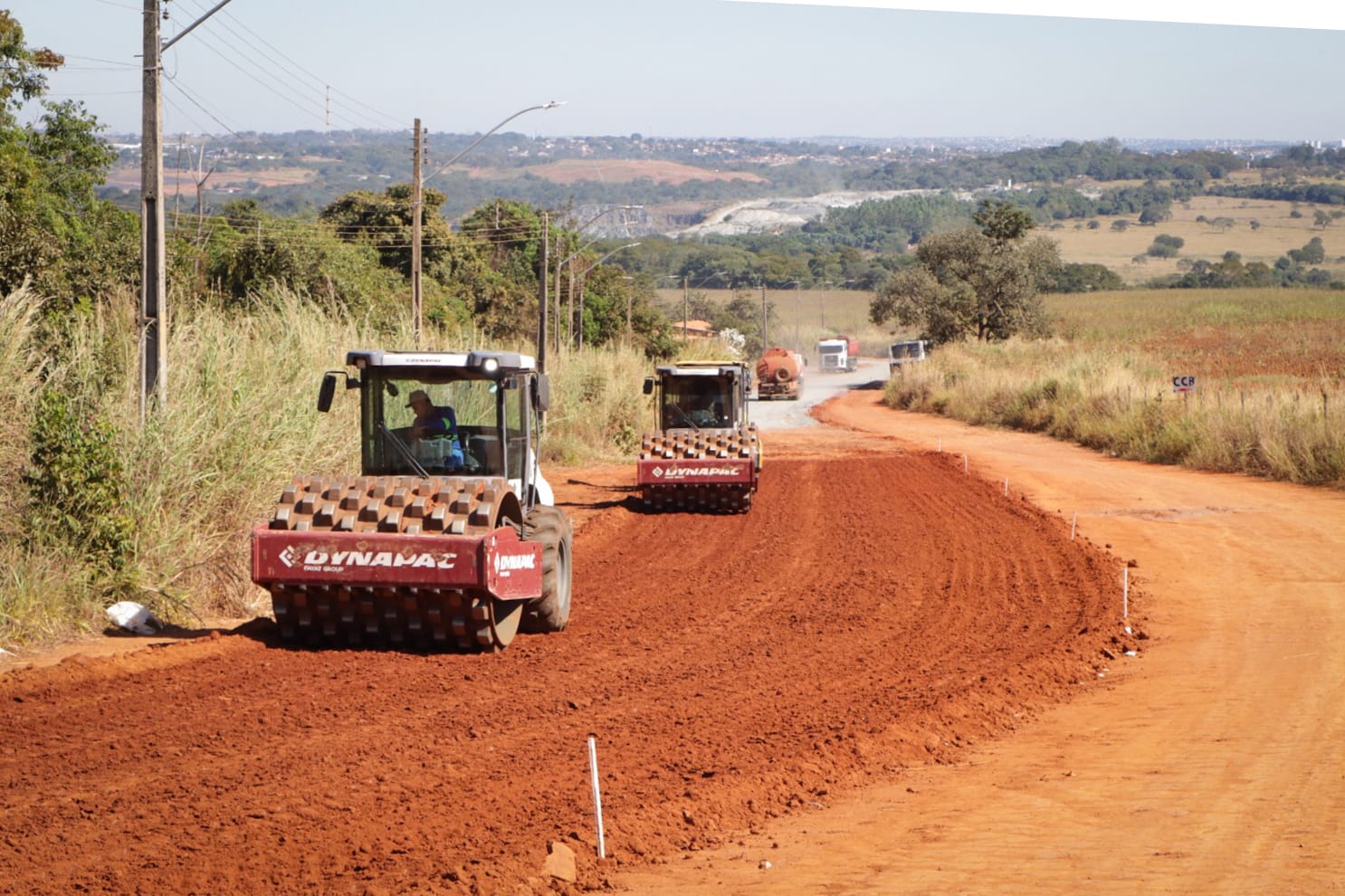 Obra de pavimentação da Av. das Orquídeas, no Morumbi, avança