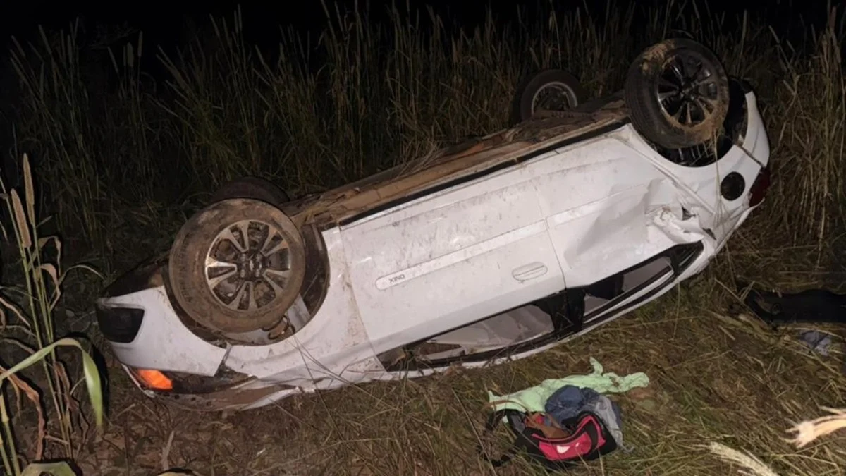 Motorista é lançada para fora de carro após capotamento na GO-210, em Goiandira