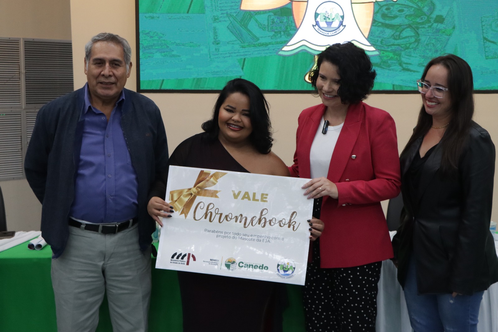 Formatura da EJA emociona Senador Canedo e celebra histórias de superação