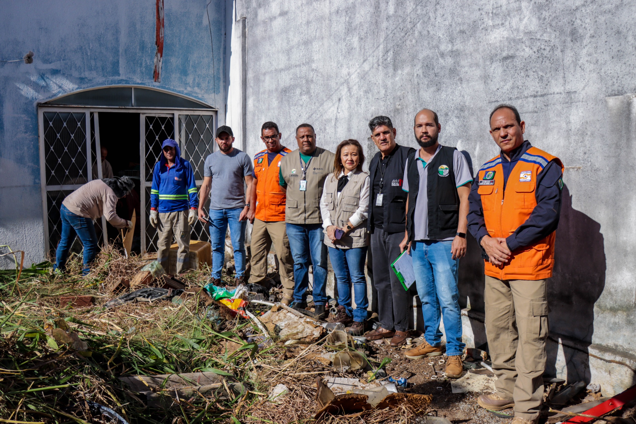 Prefeitura de Senador Canedo e Ministério Público realizam força-tarefa em imóvel abandonado com risco à saúde pública