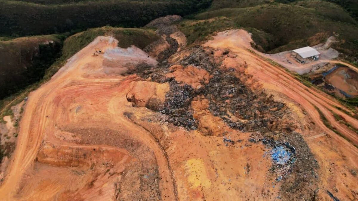 Desmoronamento em lixão de Padre Bernardo contaminou córrego, revela análise