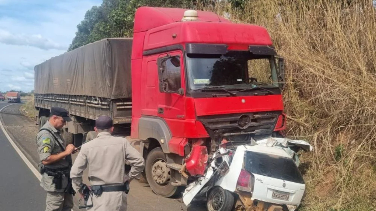 Duas pessoas morrem após carro e caminhão baterem de frente na BR-364, em Goiás