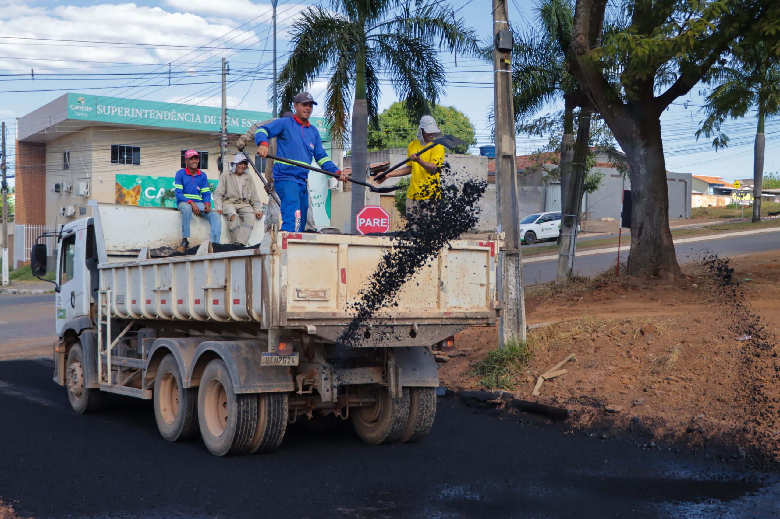Rua 34 recebe novo asfalto após construção de rede de drenagem no Residencial Anuar Auad