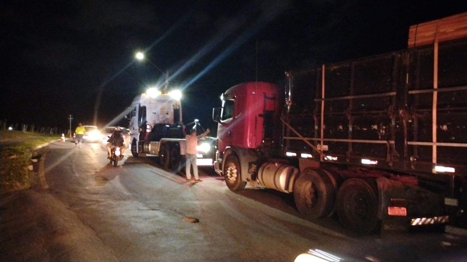 Motorista é autuado por conduzir carreta com excesso de peso