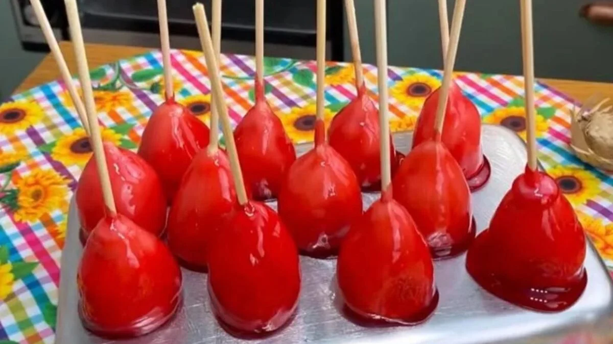 Morango do amor pode oferecer riscos à saúde bucal, diz Conselho de Odontologia; saiba quais