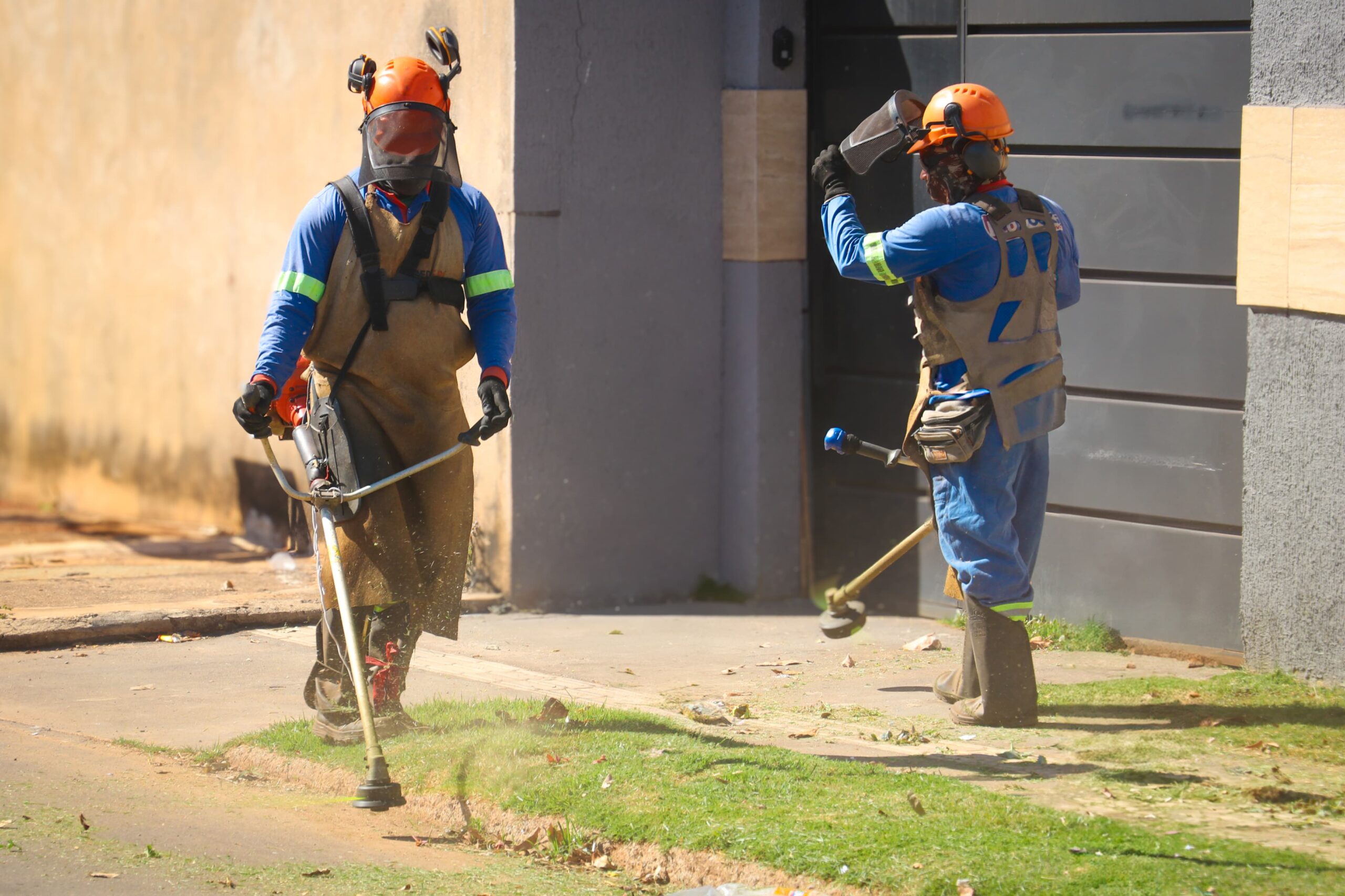 Senador Canedo intensifica serviços de roçagem e tapa-buraco em diversos bairros