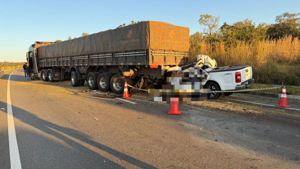 Acidente entre caminhonete e duas carretas deixa 2 mortos na BR-050, em Catalão
