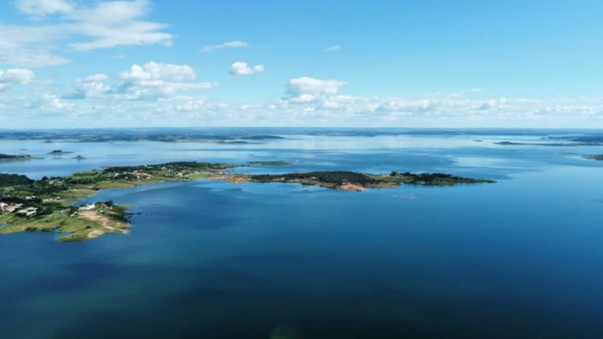 Cinco pessoas são resgatadas após embarcação naufragar no Lago Azul, em Três Ranchos
