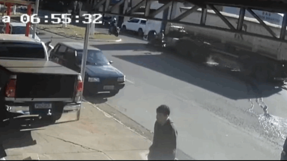 Motociclista morre após ser atropelado por carreta em Catalão