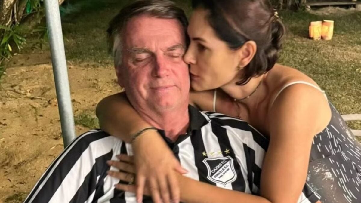 Bolsonaro transferiu R$ 2 milhões a Michelle para esconder dinheiro, diz PF