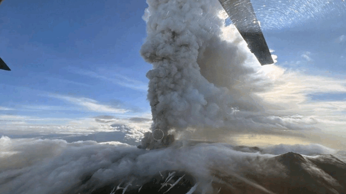 Vulcão na Rússia entra em erupção após mais de 450 anos; vídeo