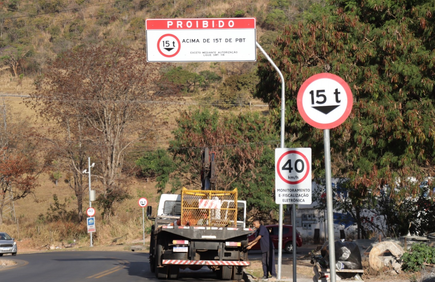 Sinalização aérea é concluída na Rua Jorge Amador para reforçar segurança viária