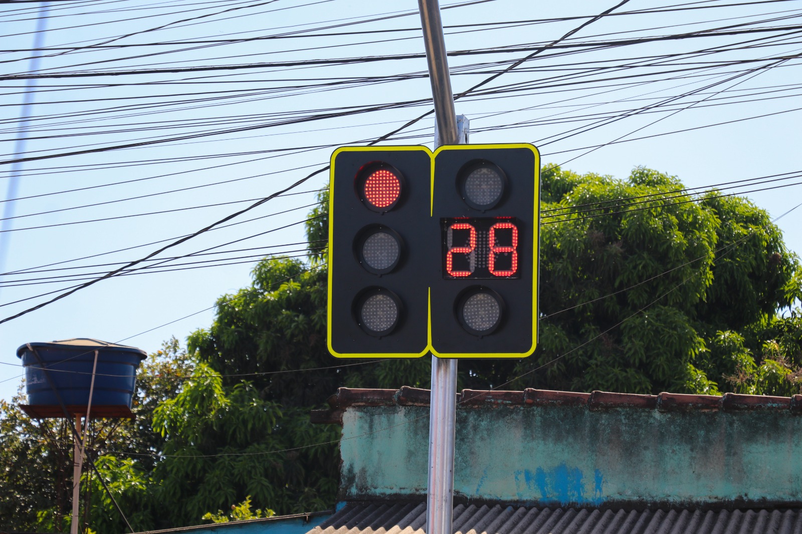 Novo semáforo na Rua da Divisa incrementa segurança e organização do trânsito em Senador Canedo
