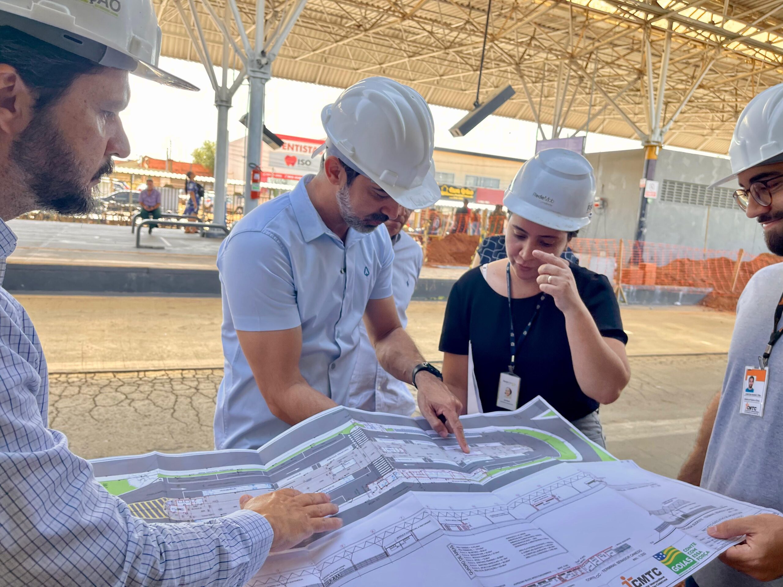 Pellozo visita obras de reforma do Terminal de Senador Canedo