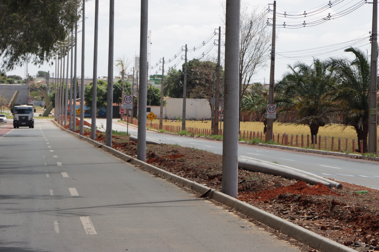 Eucaliptos recebem novas postes de iluminação em Senador Canedo
