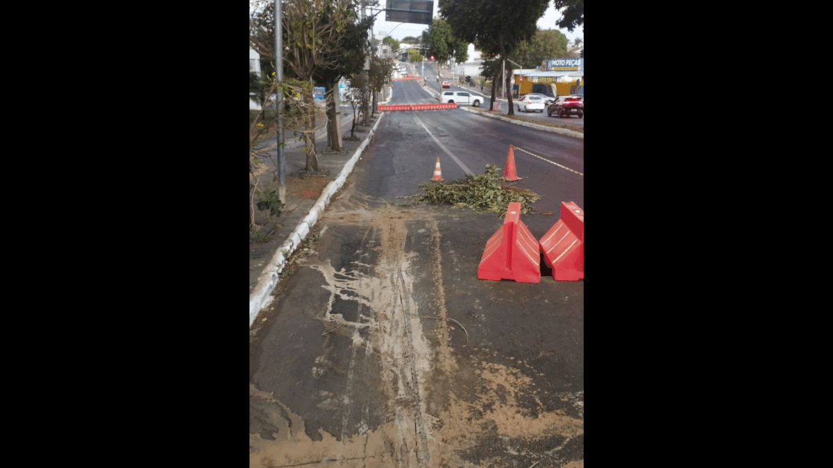 Avenida C-12 é interditada após erosão em Goiânia