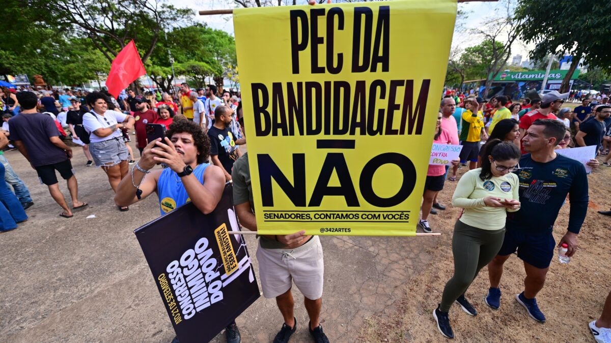 Protesto contra a PEC da Blindagem acontece na Praça Universitária, em Goiânia; veja fotos