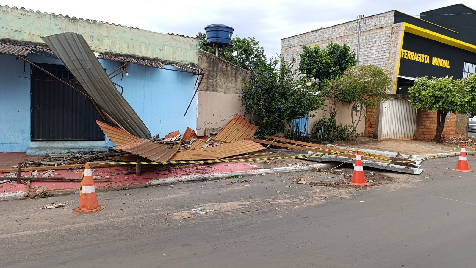 Defesa Civil vistoria imóveis atingidos por chuva em Senador Canedo