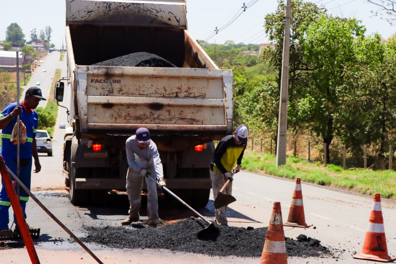 Senador Canedo realiza manutenção viária em vários bairros da cidade