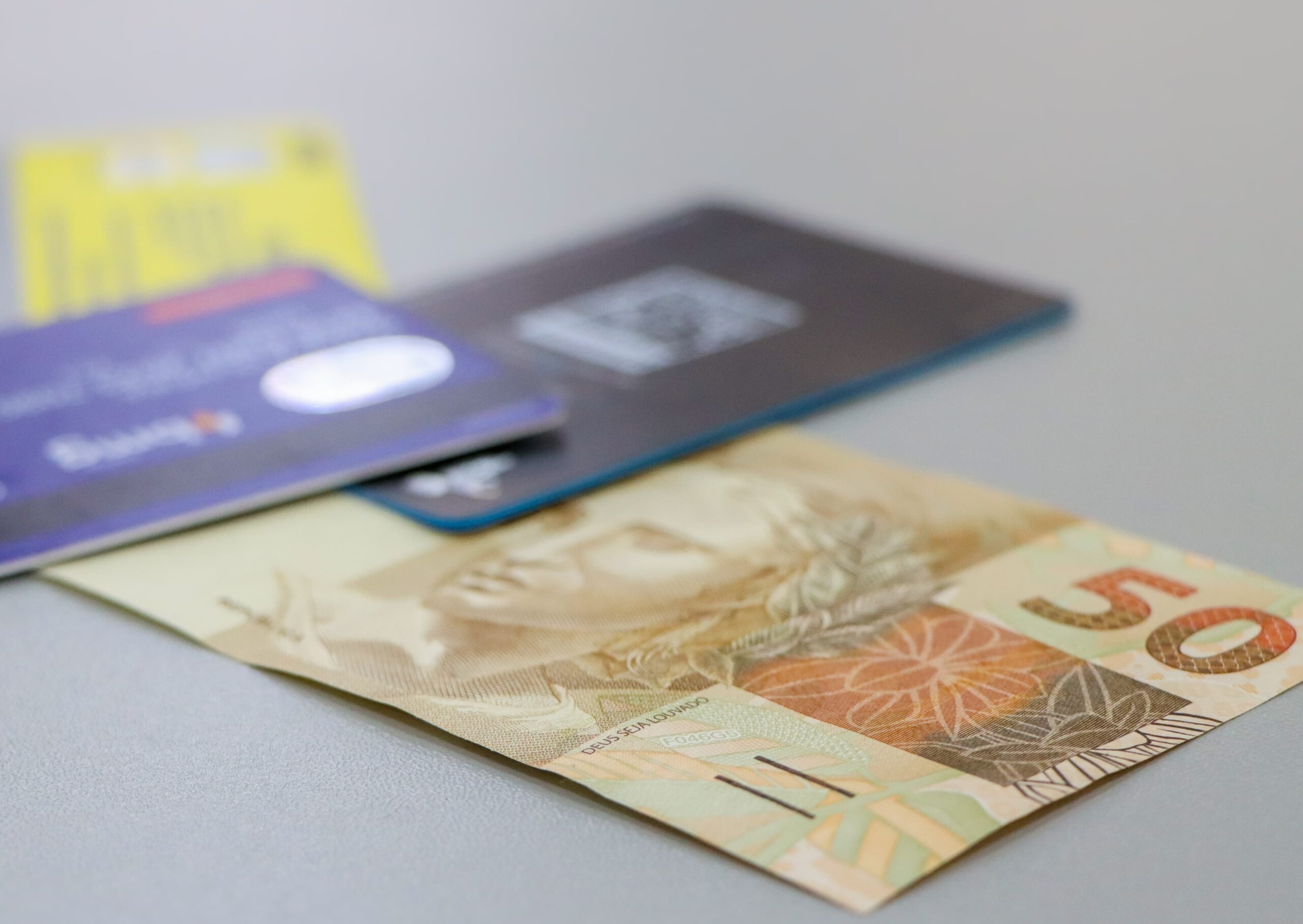 Procon Senador Canedo explica: por que o preço pode ser maior no cartão?