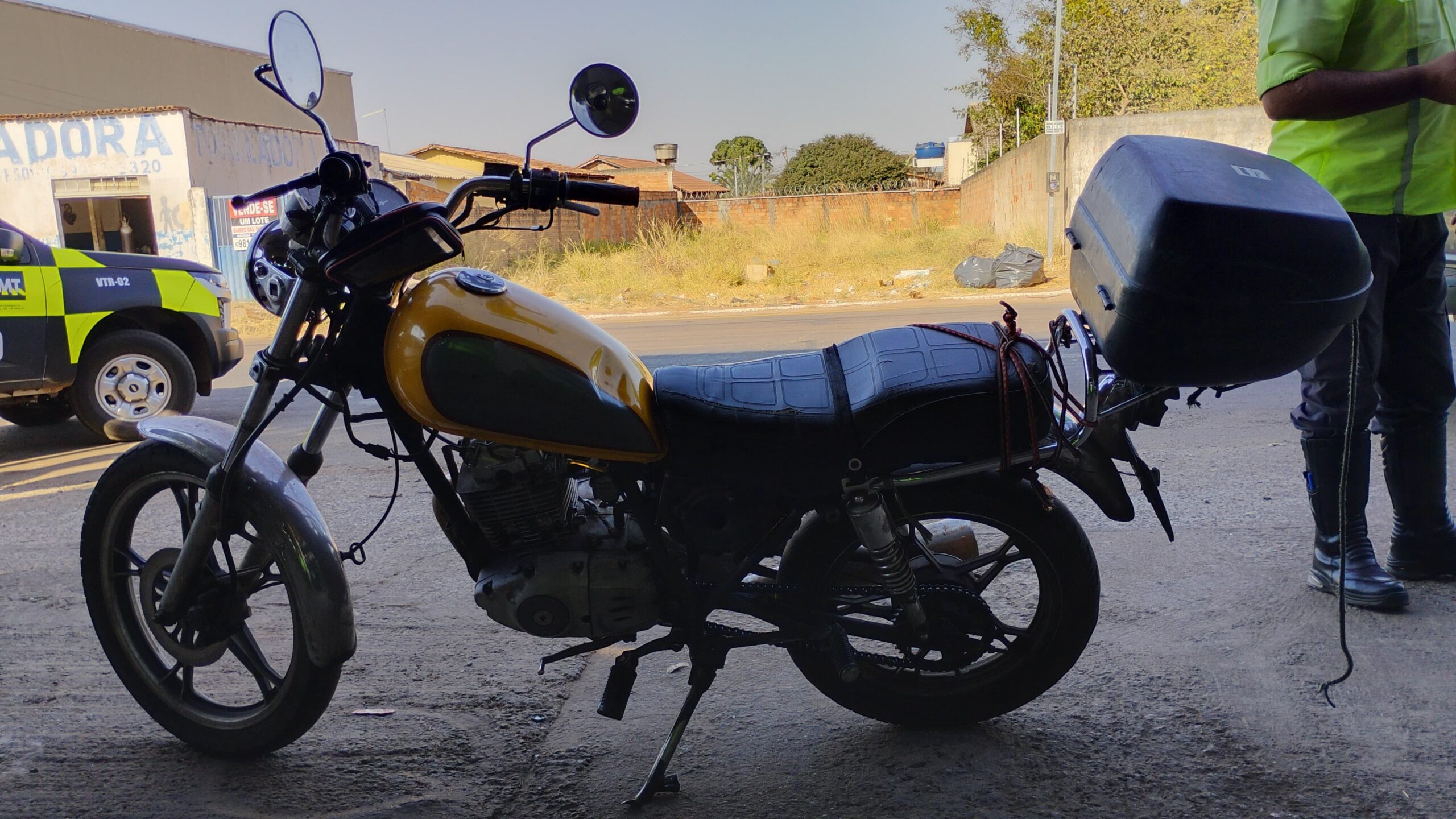 Moto é aprendida com mais de R$50 mil em débitos em Senador Canedo