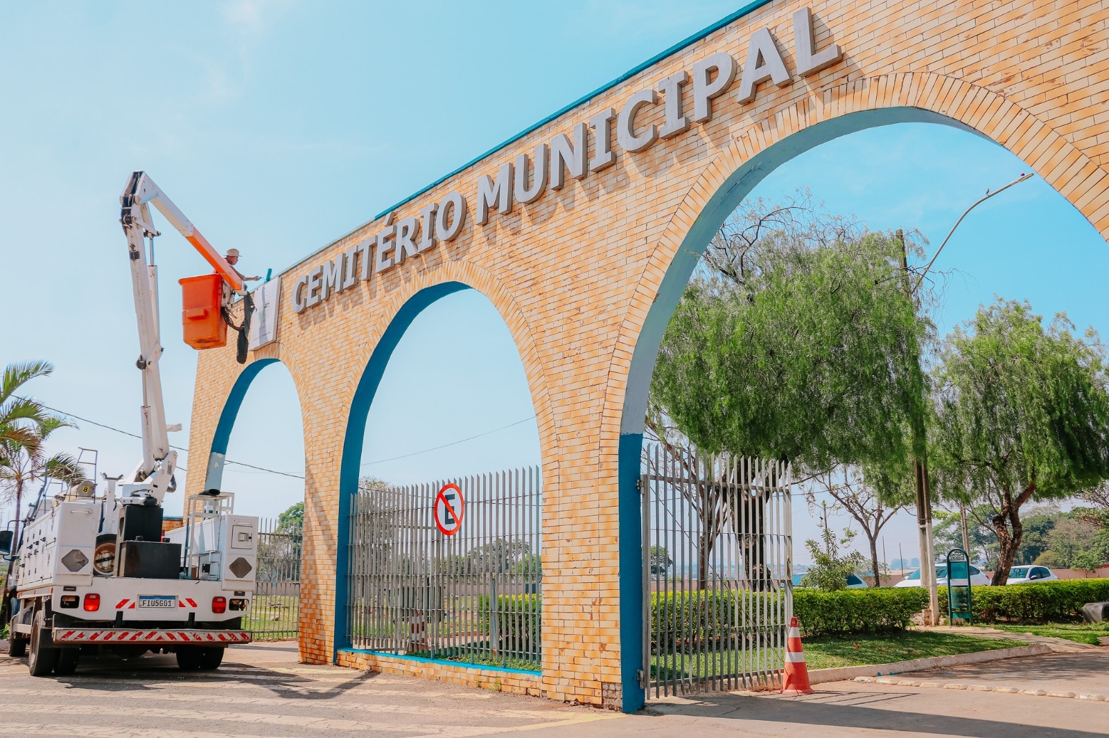 Cemitério Municipal recebe pintura na fachada em preparação para o Dia de Finados