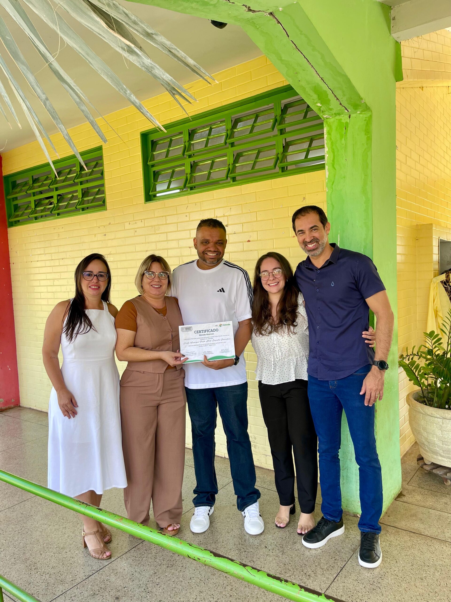 Fernando Pellozo entrega certificados de menção honrosa a escolas destaque na OBMEP