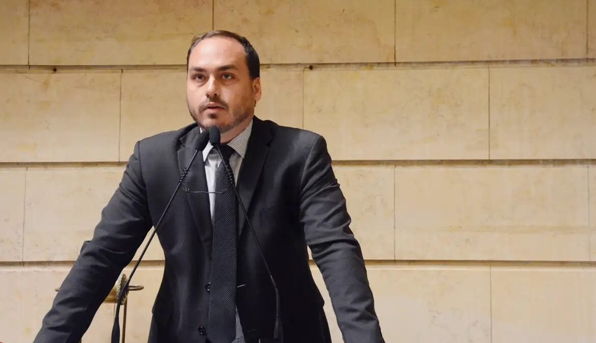 Carlos Bolsonaro confirma candidatura ao Senado por Santa Catarina