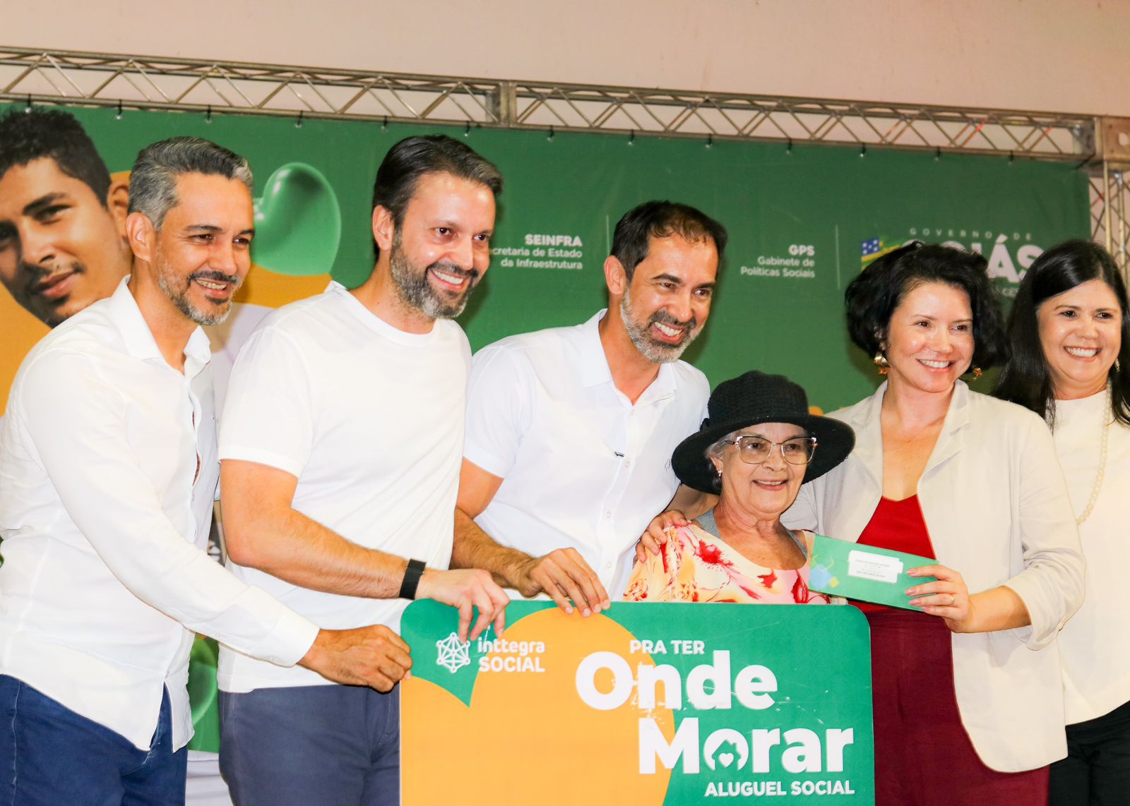 Senador Canedo entrega escrituras e cartões do Aluguel Social
