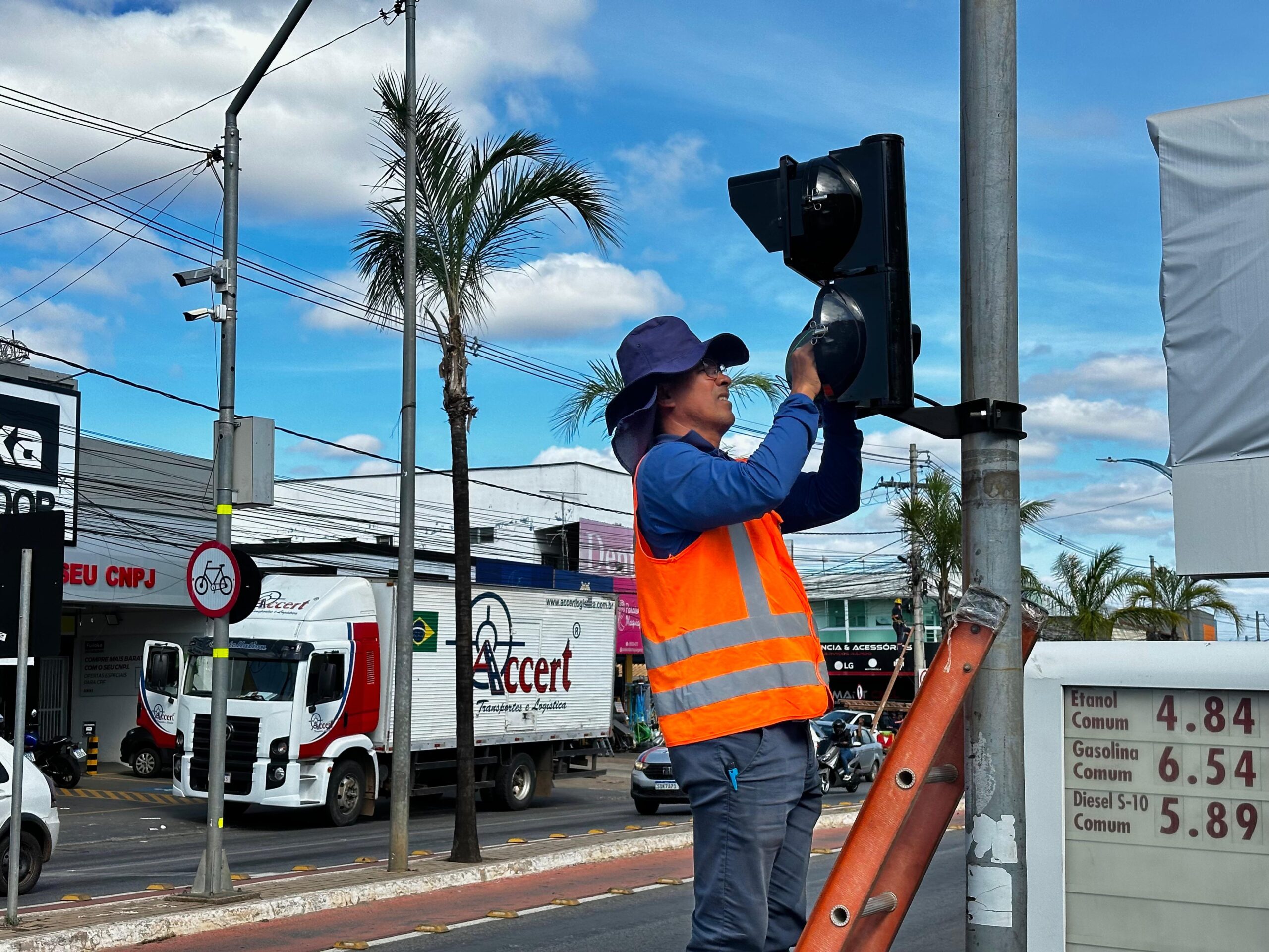 SMT realiza manutenção e sincronização de semáforos na Avenida Dom Emanuel