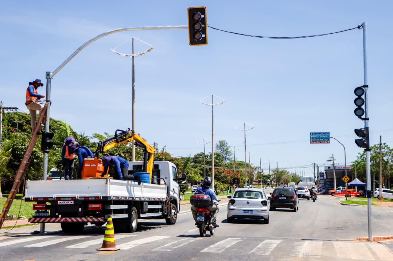 Senador Canedo instala novos sinaleiros com botoeiras na Avenida Dom Emanuel