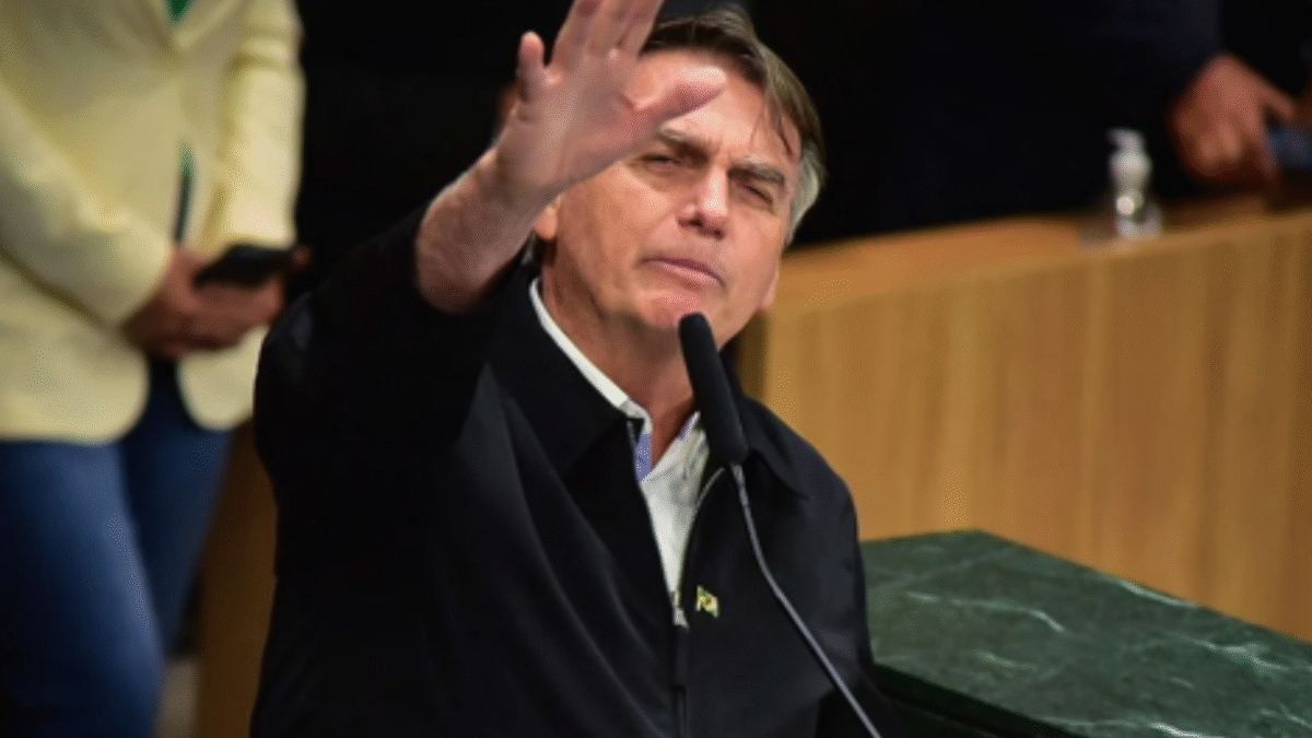 Moraes e Dino votam para manter condenação de Bolsonaro a 27 anos e três meses de prisão