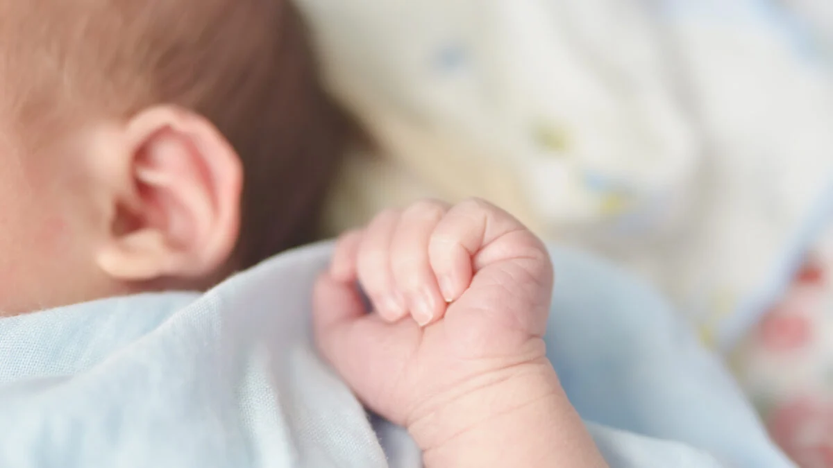 Mãe biológica ameaça casal para ter bebê de volta após supostamente entregá-lo, em Goiânia