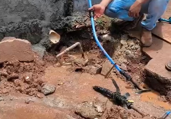SANESC flagra ligação clandestina de água na Vila Galvão
