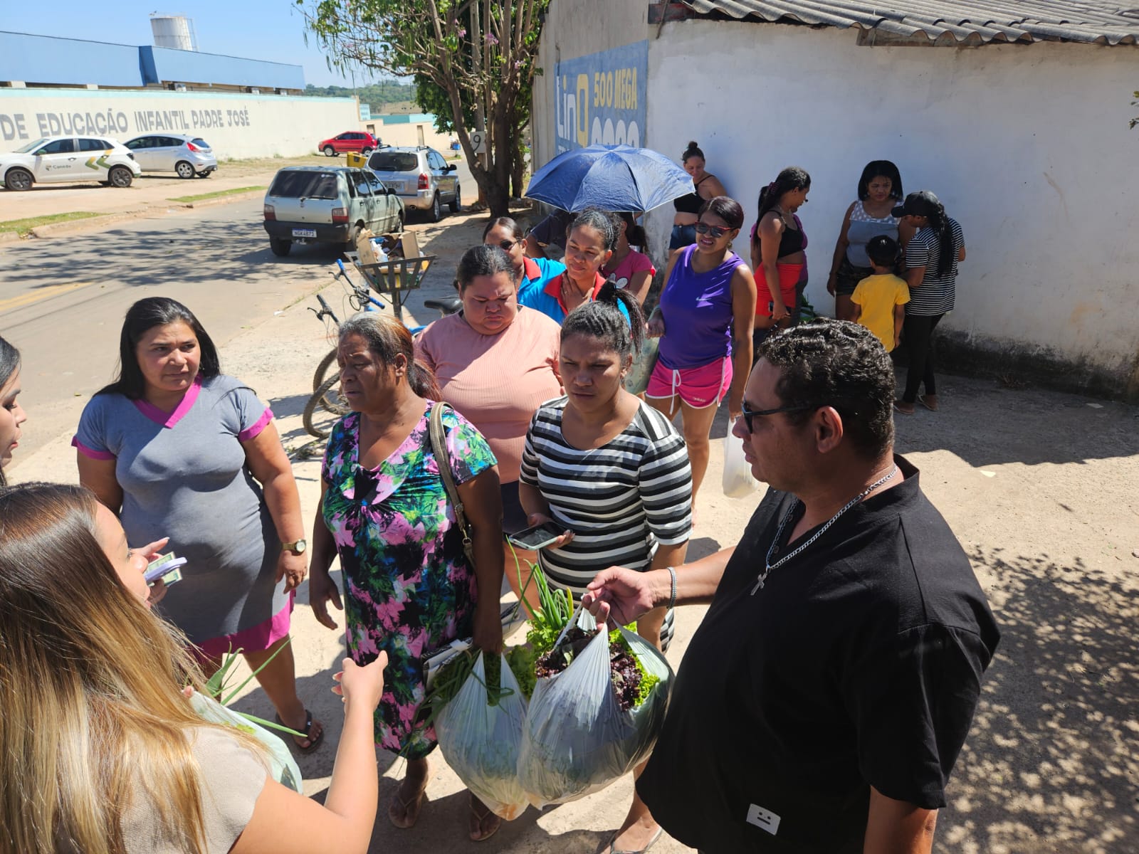 Seagri realiza entrega de hortaliças e promove ação de educação ambiental