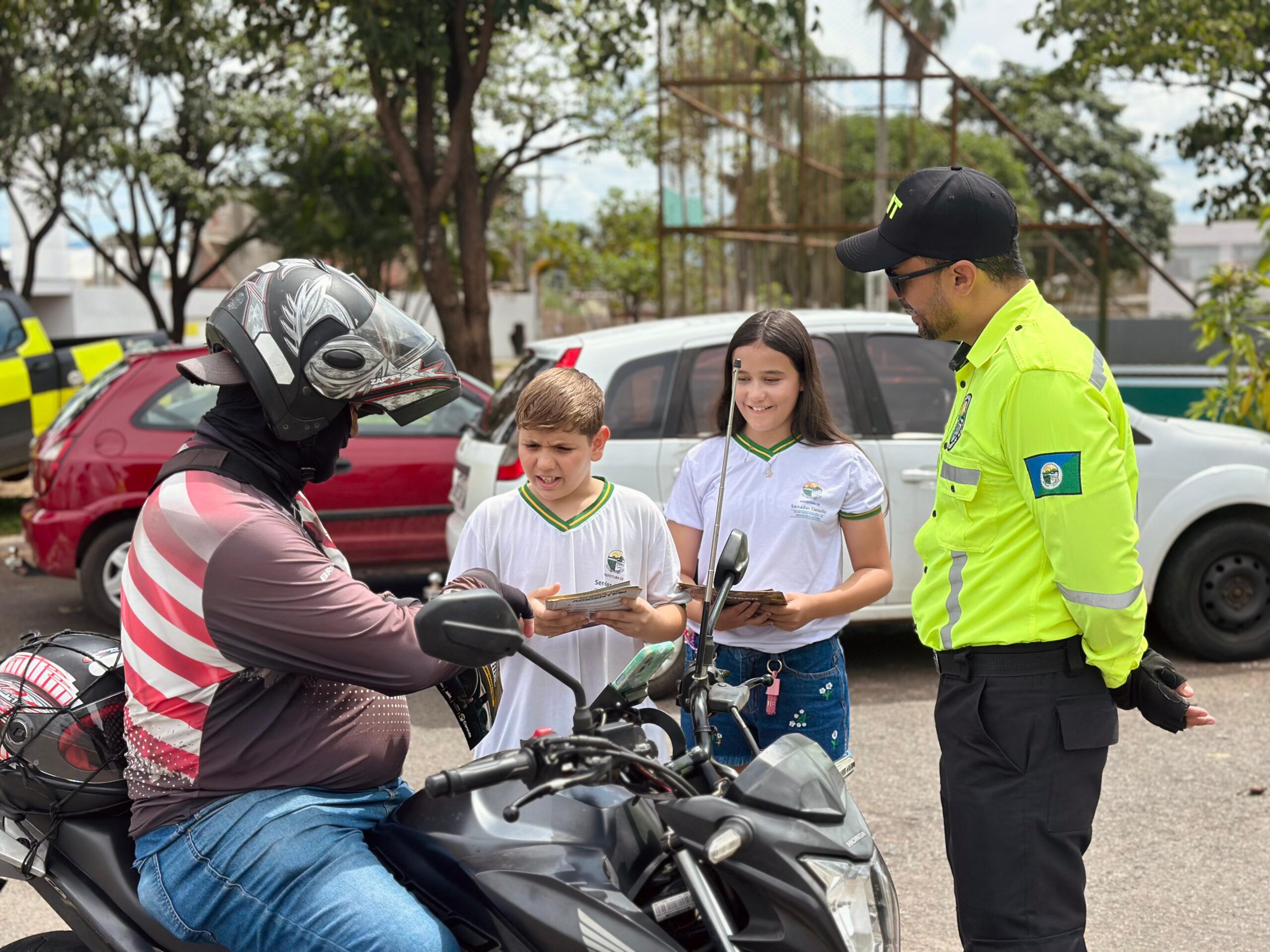 SMT promove blitz educativa com participação de alunos da Escola Professor Nilson Gomes Caetano