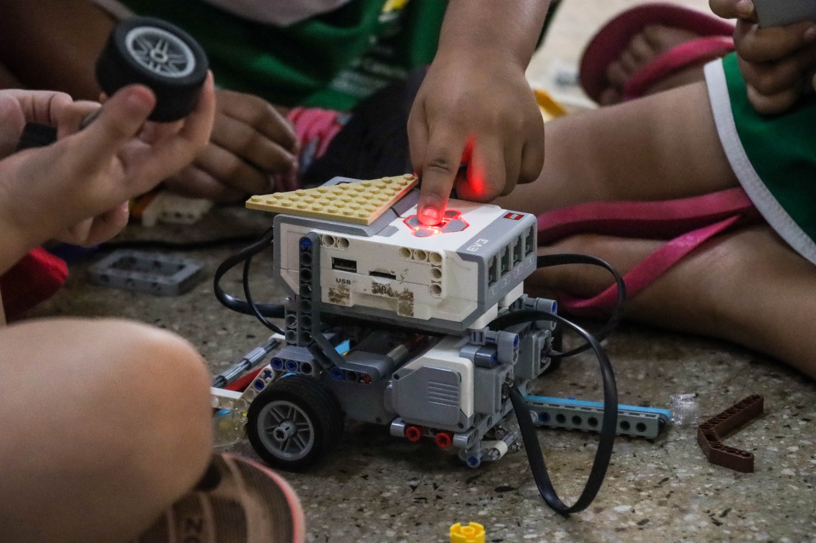 Senador Canedo promoveu dia de ciência e tecnologia para alunos da Escola Deoclides